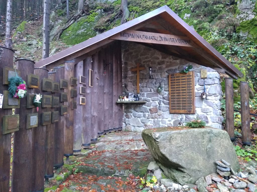 drevený altánok v horách s pamätnými tabuľami